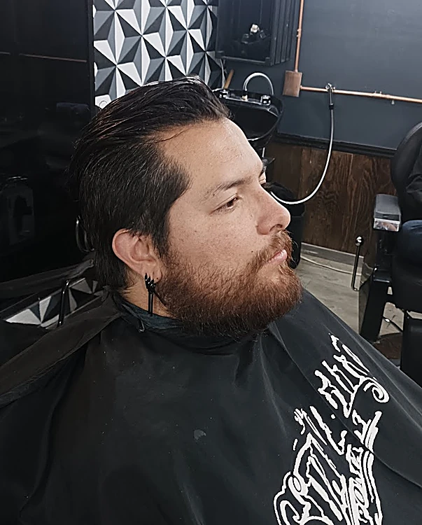 Corte con barba perfilada, visto de perfil