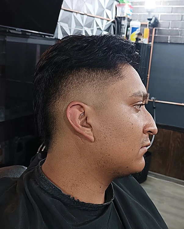 Fade de perfil con el muro de mosaico al fondo