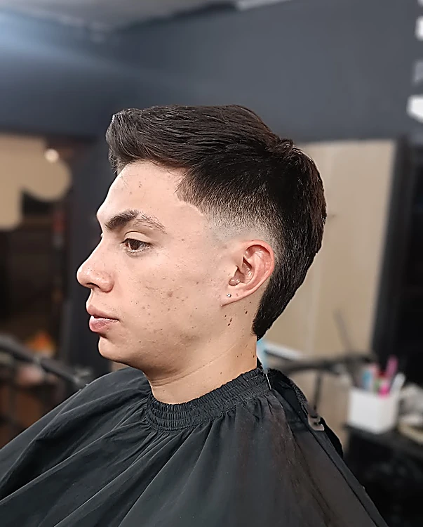 Fade alto con la parte de arriba texturizada, visto de perfil