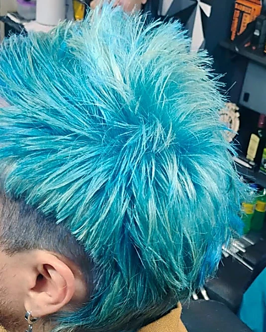 Cabello teñido de azul turquesa, texturizado hacia arriba, con degradado en la nuca